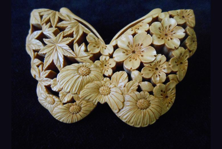 日本　手彫り　つげ細工　開工房 安藤光平　　ペンダント　紅葉　木彫り　工芸品 大分県「開工房」POP-UP SHOP | 売場ニュース | 阪神梅田本店 | 阪神百貨店