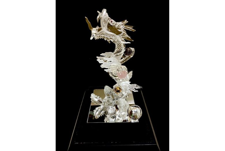 水晶3D内雕「龍鳳呈祥」80mm 685g 木製USB灯座付 6092-1/5 山梨県「土屋華章」水晶貴石細工 POP-UP SHOP | 売場ニュース | 阪神
